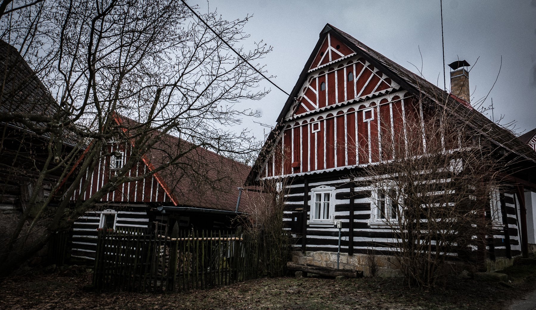 Winter photo workshop in Bohemia. Mala skala wooden dwelling